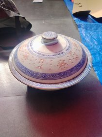 八十年代创汇景德镇老厂货青花加彩玲珑鸡锅一品锅汤锅，品相如图无冲线裂磕，喜欢的朋友来结缘。