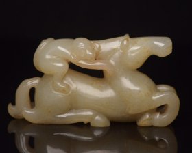 精品古玉，和田玉马上封侯 规格: 8.7×4.4×2.3厘米，重 120克。 玉质温润细腻，沁色自然，刀功老道，皮壳包浆一流，雕刻生动，线条流畅，品相完美！