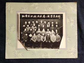 老照片，1984年红雷丝织厂政校第三期学员合影，下边两个角上有截切，品相如图。