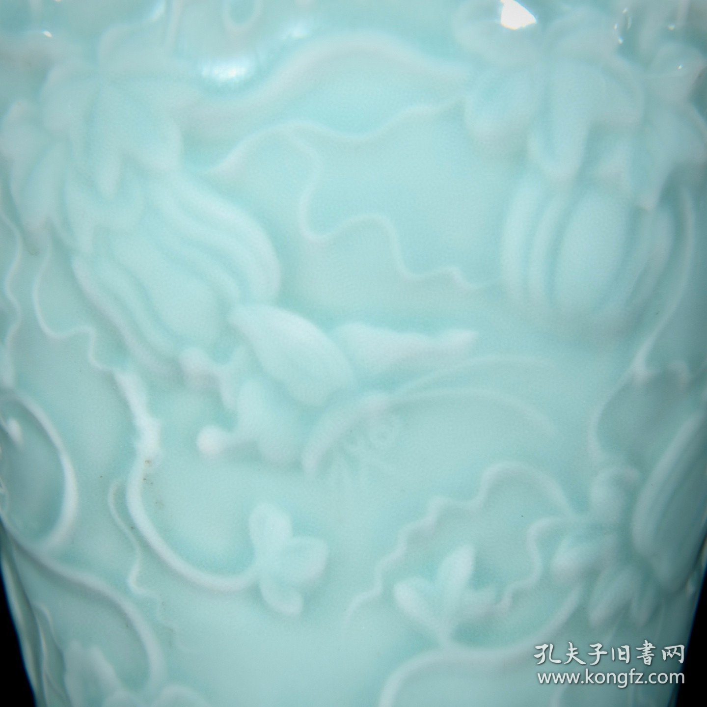 清乾隆粉青单色釉雕刻瓜蝶纹梅瓶；32x18厘米