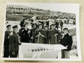 新华社原稿老照片，1975年，人民解放军支援大寨县，沈阳部队某部在花院公社