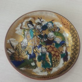 日本购回：日本九谷烧大名家庄三手绘七福神描重金小盘，超级漂亮，金字红底落款，画工精美底款在铭。