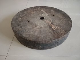 老圆形木头 可当茶座 摆件座 直径30厚度5.7 重1.5公斤左右 背面有榫卯固定 中心有孔