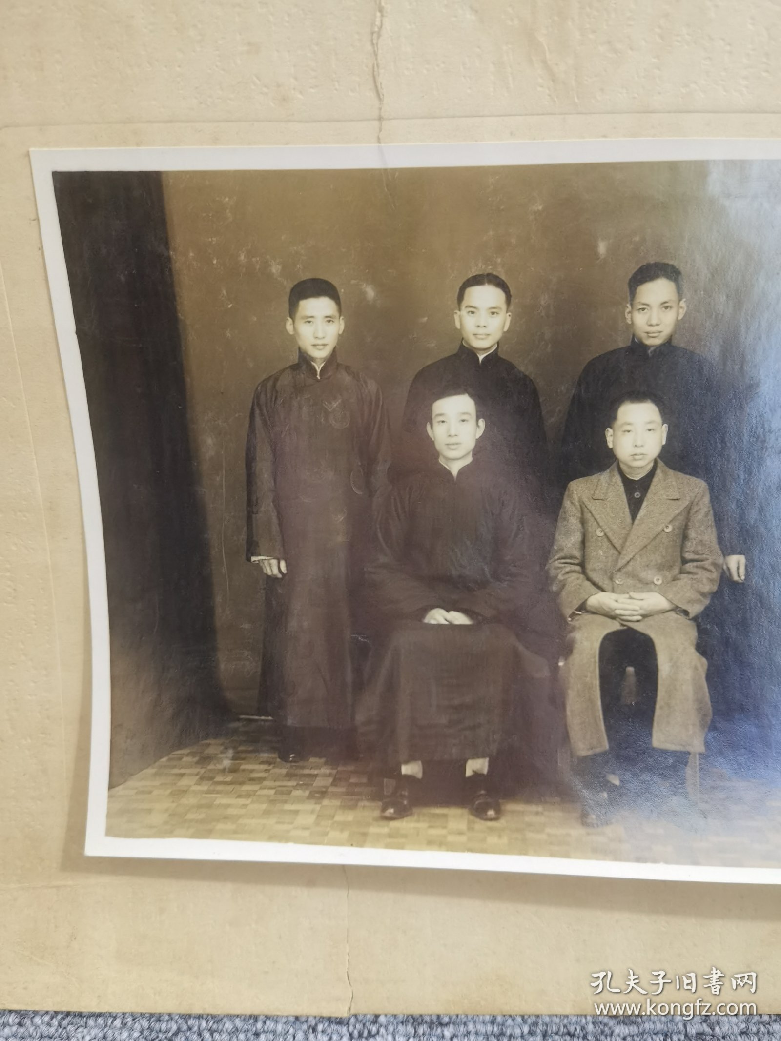 老照片：民国时期穿长衫的青年男子合影 上海八仙桥青年会对面绿宝照相（有衬板）（L58）