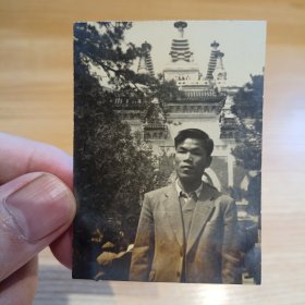 老照片-六十年代越南留学生陶文章在景区留影（1964年，背面有文字说明）