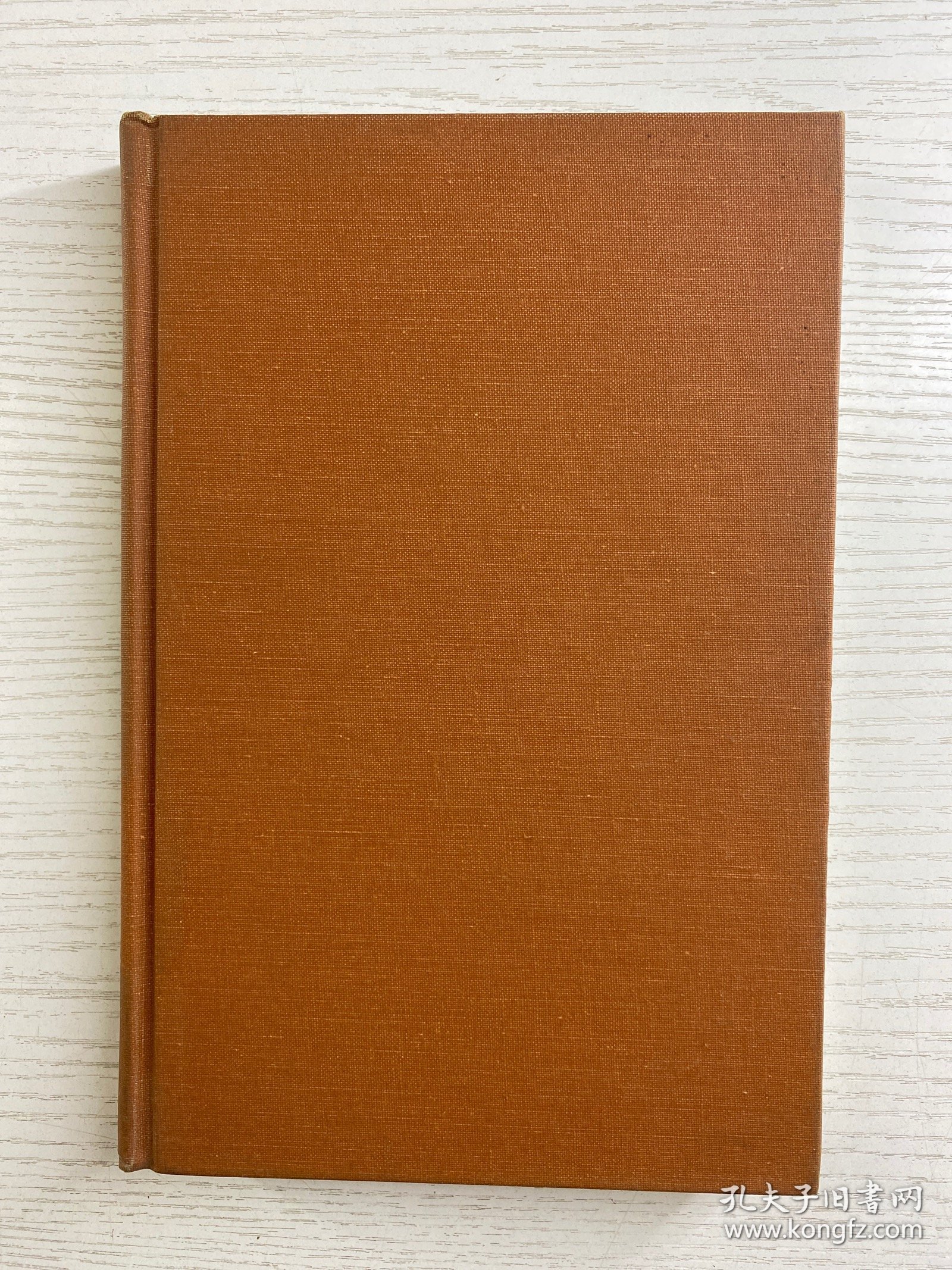 PURITANISM IN AMERICA 1620 - 1750 《1620 - 1750年美洲的清教主义》 ），作者是埃弗雷特·爱默生（Everett Emerson），书中探讨17世纪20年代到18世纪50年代美洲清教主义相关内容，清教主义对美国早期宗教、文化、社会发展影响深远，是研究美国历史与文化重要切入点 。 1977年英文原版（32开）精装如图、内页干净