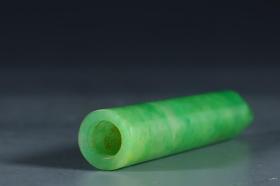 清代，翡翠素面翎管规格：长7.4cm直径1.4cm重23g此件翎管，翡翠为材，切磨规整，质地莹润，青翠欲滴。翎管圆柱体，一端中空，顶端一孔，孔型规整。翎管用料上乘，做工精细，且保存完好，值得藏家珍爱收藏。