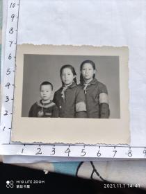 一本相册美女女主人公照片：美女主人公的一对红卫兵双胞胎女儿和儿子