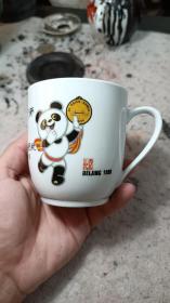 1990年亚运会藏品三个，徽章杯子。怀旧收藏，都完整。便宜出不议价了
