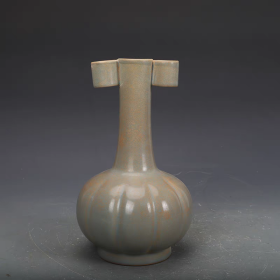 汝窑粉青釉贯耳瓶