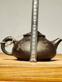 精致紫砂壶 包浆浓厚 砂质一流 器型精美 品相完好 收藏使用均可。