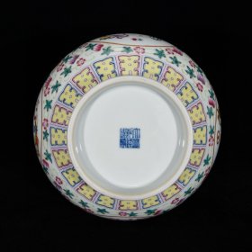 清乾隆粉彩吉祥如意纹瓶，30×22厘米