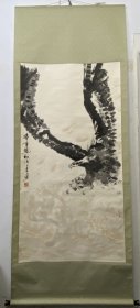 雷鸣东 满族，1945年生，河南开封人，号三乐庐主，书法家、国画家。任中国国学书画院院长、中国书画艺术研究会会长、中国名人书画研究院院长、中国书法艺术研究院副院长兼中国画委员会主任、中国美术家协会会员、中国书法家隶书研究会副会长、中国书画艺术报社社长、北京道教协会艺术委员会副主任、政协委员、研究员。北京大学特聘教授，中国民间文物藏品鉴定委员会顾问。中华书画名家研究院顾问。