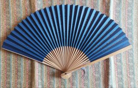 法华中的一品 日本回流纸扇，扇高22.5Cm 扇幅40cm，蓝珠小吊 保管佳。