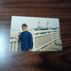 老照片–戴眼镜男子在南京长江大桥上留影（穿蓝色中山装）
