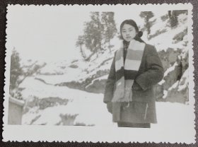 老照片，七十年代，雪地上美女
