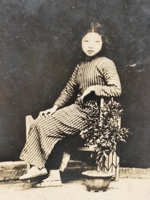 民国旗袍坐椅美女老照片