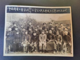 中国邮电工会永顺邮电局工会合并大会成立留影1951年3月24日。 永顺县，隶属于湖南省湘西土家族苗族自治州，位于湖南省西北部，湘西州东北部，东邻张家界市境。 永顺县是土家族的发源地及历史上土家王朝——老司城的所在地。境内的芙蓉镇景观秀丽，民族风情浓郁，还有记载土家族政治军事历史的国家重点保护文物“溪州铜柱”和电影《芙蓉镇》外景拍摄现场等人文景观。