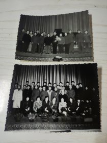 【老黑白照片】早期 湖北艺术学院 表演后演职人员合影两张（齿边照片）
