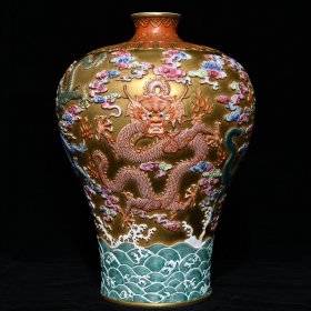 金地粉彩浮雕龙纹梅瓶，35*25厘米