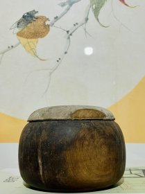 明代金丝楠木围棋罐，周身有列不缺肉，标准黄花梨制式，直径12.7厘米高9厘米，一线皮壳未清理。