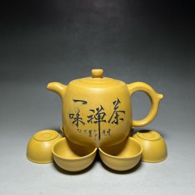 ￼ ￼ 精品珍藏套装证书紫砂壶
品茗：井栏
底款：周桂珍
材质：紫砂
容量：600cc 
出水孔：网孔
尺寸: 19/10cm
底款介绍：周桂珍，女，1943年生于宜兴丁蜀镇 ，宜兴紫砂陶制作技艺非遗传承人。她的紫砂作品大气、豁达、洒脱中也蕴含着女性的秀丽与和美。