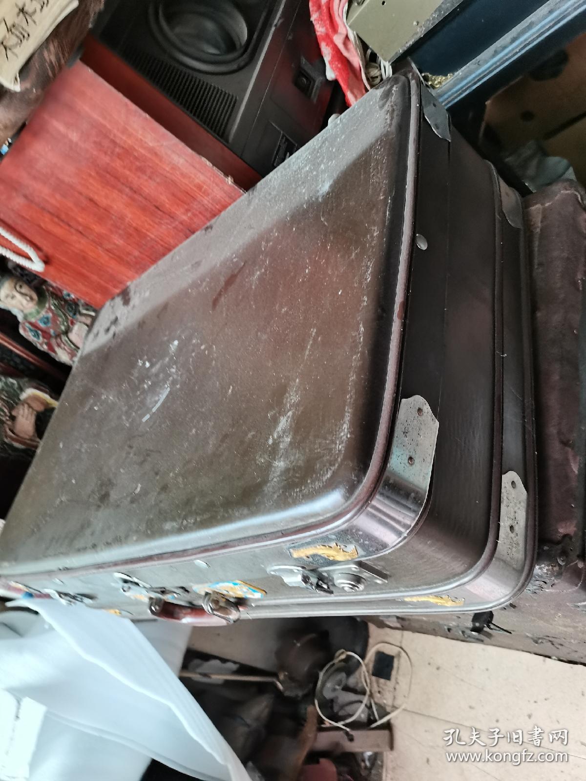 老皮龙凤牌大手提箱77*55*23厘米的，重
.如图