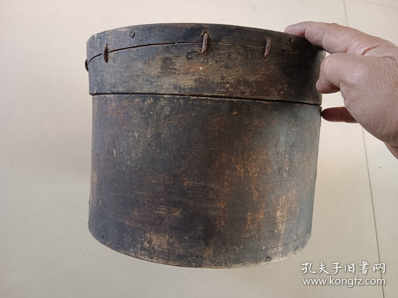 老帽盒 上盖下底拼板 盖子边老裂锯钉修补 高19.5直径26