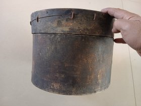 老帽盒 上盖下底拼板 盖子边老裂锯钉修补 高19.5直径26