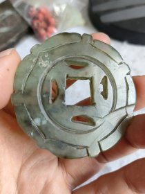 清代老玉雕玉佩，包老保真，有裂但雕工精美，可以正常使用佩戴，收藏展览两相宜，具体尺寸见图。诚心出售，感谢理解。