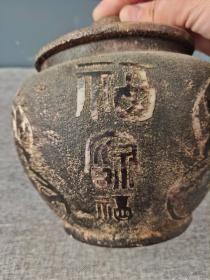 旧藏：汉白玉福字罐
规格：高15宽14cm
重量：2089克
简介：汉白玉福字罐，纯手工制作，制作精细，包浆自然，器型独特，品相完整