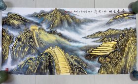 山水画，金色长城，步步登高，老师用的金粉勾线画的，金光闪闪的，有种宝地生金的感觉，很适合挂在沙发背景墙，不挑地方，皴法点染，纯手绘，假一赔万，正面一幅画，背面一幅画，都是本人精心收藏的，辽宁省美协老师杜文君的原创大作，实际画的比照片拍出来要漂亮的多，照相光线不好，笔法苍劲有力，浓淡干湿焦，行云流水。1.38米×70的，四尺整张横幅的，家里客厅，卧室，书房都可悬挂，画会惊艳到你的，灯光一照金光闪闪的