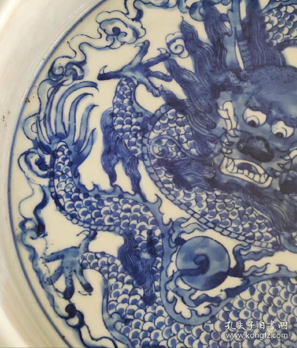 大清康熙年制精工细作满工青花龙纹笔洗，器形规整，老化明显，品相完整，成色如图1