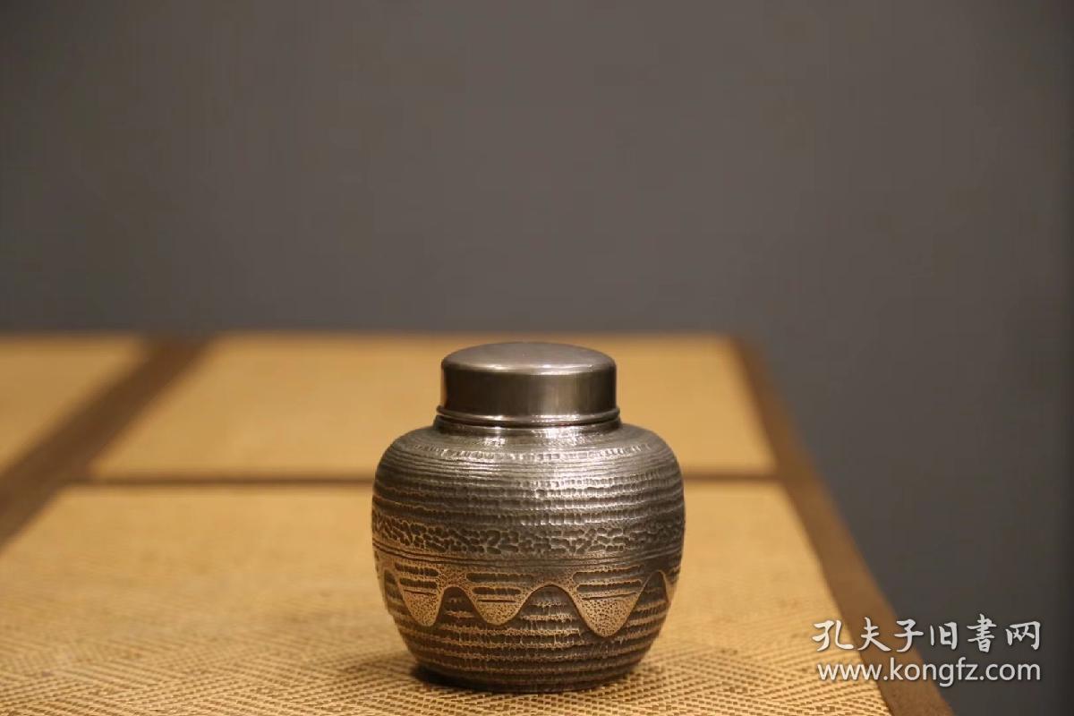 日本纯银茶叶罐
款识：生驹纯银
高11cm 直径10cm 重296克