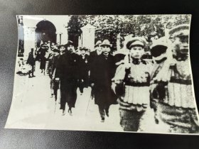 1924年1月，国民党召开有共产党人参加的第一次全国代表大会，图为孙中山等步出会场的情景，八十年代新华社资料照片