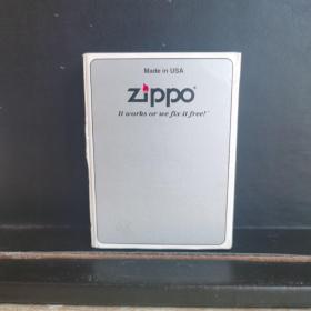 《打火机》一个 美国进口原版ZIPPO 4995
 尺寸：5.6*3.9*1.4cm 
重量为：80克 
主要用于取火，吸烟，也用于炊事及其他取火。火石钢轮打火机产生的火花多，燃点率较高。