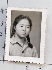 60年代昆明工学院学生或附中学生粗辫子美女泛银照片(邹位相册，邹位约1961年毕业于昆工附中，之后就读于昆明工学院)