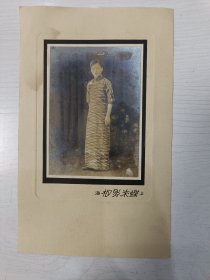 民国美女照片【上海蝶来照相，照片尺寸9.5*6.8厘米，衬板尺寸17.5*11厘米，】