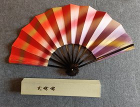 彩虹 盒装日本御舞扇歌舞伎纸扇饰扇 最宽幅处50Cm，高29Cm，黑涂竹扇骨 ，自然旧品。 [愉快]回流二手品 ，年久物，自然旧痕有之，不完美处有之，购前慎之，购后不纠结。 实价不议不包不退换！