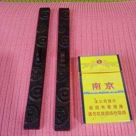 日本老铁浮雕钱币纹镇尺一对 长度20.6厘米 宽度1.9厘米 高度2厘米 重量411克