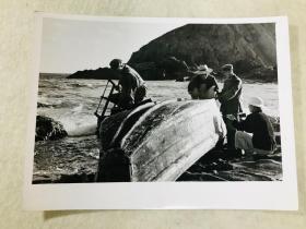 新华社原稿老照片，1973年，东海前哨某岛，海军指战员帮助渔民修船