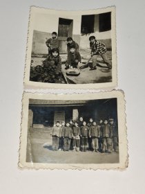 建国早期常州老照片常州茶山小学(一张小学生劳动照片，一张是小学生戴毛主席像章在教室前合影，墙上有毛主席语录，小孩衣服上有补丁，时代特征明显。仅供参考，购者自辨)