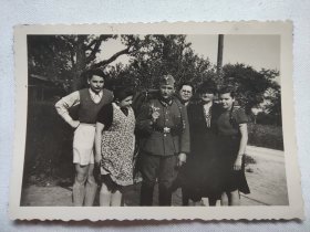 德军士兵家庭照片 二战德军士兵老照片 德国家庭合影照片 二战老照片 德国老照片 照片长9厘米，宽6厘米 编号2