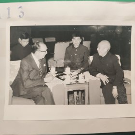 1977年，王震副总理会见英国罗斯.罗伊斯公司技术顾问，北京航空学院名誉教授胡克爵士。