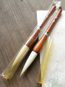日本羊毫老毛笔斗笔朝雾，羊毛品质好，做工精致，木制一体笔杆，80年代的笔，保存的很好，一直未拆封，品相如新。笔峰7.5，直径1.8厘米。120元一支。