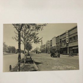 （影像资料）民国时期明信片 满洲 新京 新市街兴安大路及周边商铺＂森岗洋服店＂路边汽车 影像清晰，品相极佳