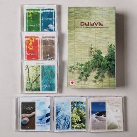 Della Vie 新世纪心灵疗愈美癒 放松解压 自然轻音乐12CD硬盒典藏大套装 日本著名癒系音乐厂牌Della授权金革唱片出品 【四大音乐处方签，进入身心灵深度保养】 1.心灵换季系列─专为亚热带地区设计，恢复自然界四季共振的处方，强化身体的五行能量。 收录专辑：Della《春》、《夏》、《秋》、《冬》 自藏品 议价出