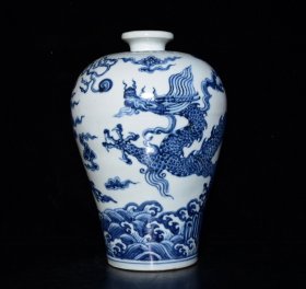 明宣德青花龙纹梅瓶，高31×21厘米