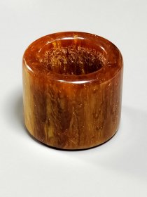 金丝水波纹扳指(31107) 规格：33/26mm,内径21mm 随身手把件,水波纹爆款大拇指扳指。 本拍品非一物一图，同品质，同状态，随机发货。