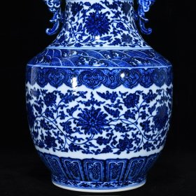 清乾隆青花缠枝莲纹双耳瓶，高37厘米，直径23厘米